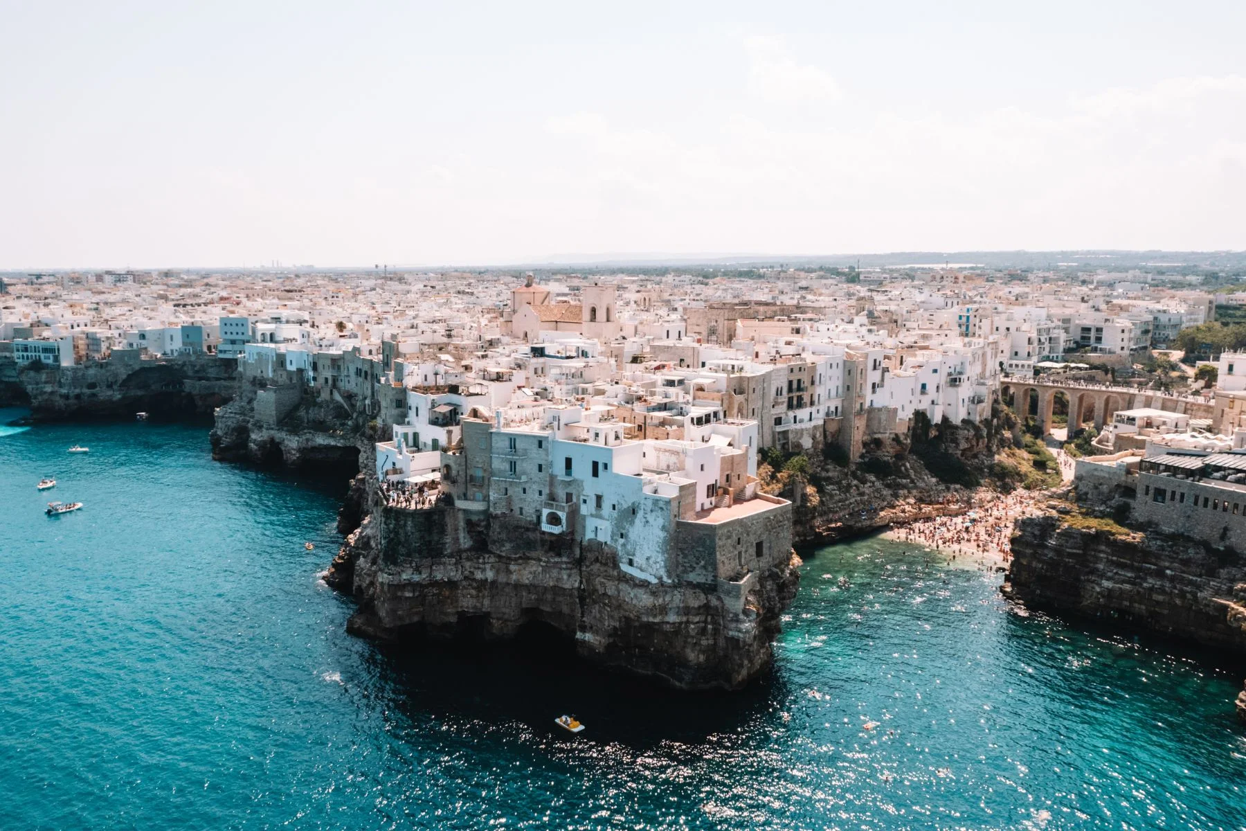 Snorkeling nelle acque cristalline di Polignano a Mare — scogliere e mare Adriatico